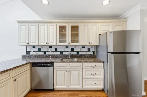 19 The Circle Glen Head NY 11545