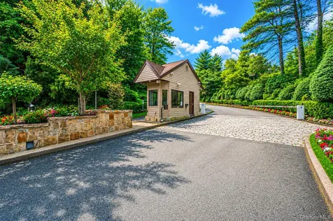 19 The Circle Glen Head NY 11545
