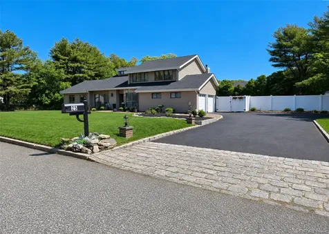 25 Vineyard Way Mount Sinai NY 11766