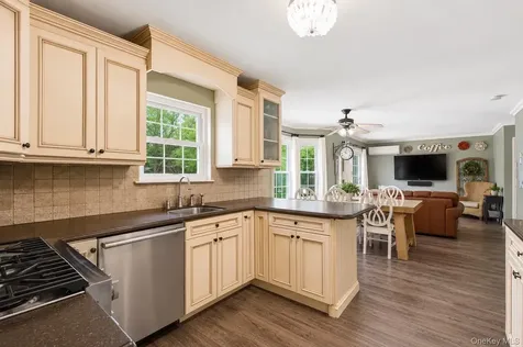 6 Lea Avenue Manorville NY 11949