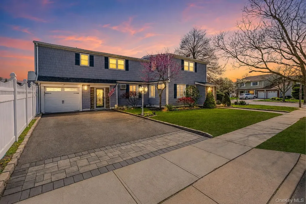 2 Sutton Place Massapequa NY 11758