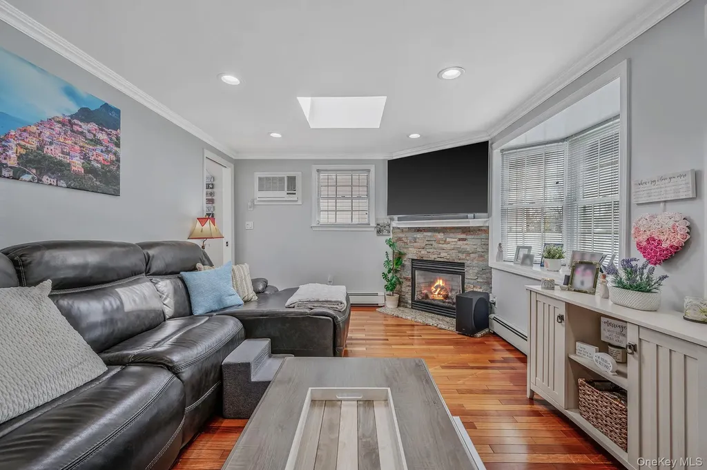 2 Sutton Place Massapequa NY 11758
