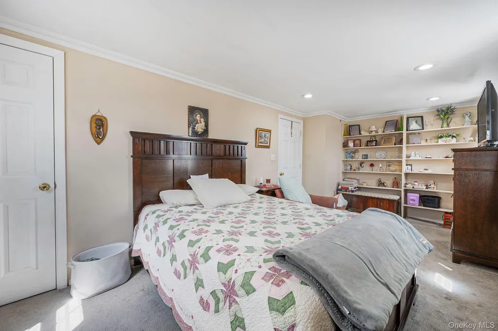 2 Sutton Place Massapequa NY 11758