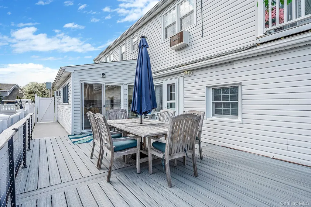 2 Sutton Place Massapequa NY 11758