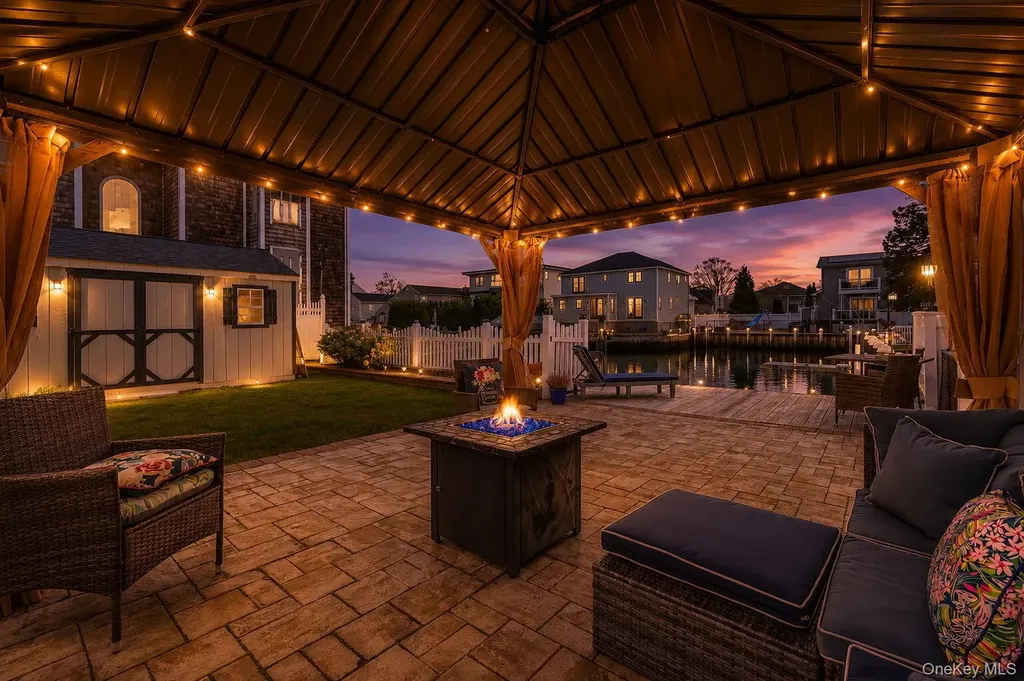 2 Sutton Place Massapequa NY 11758