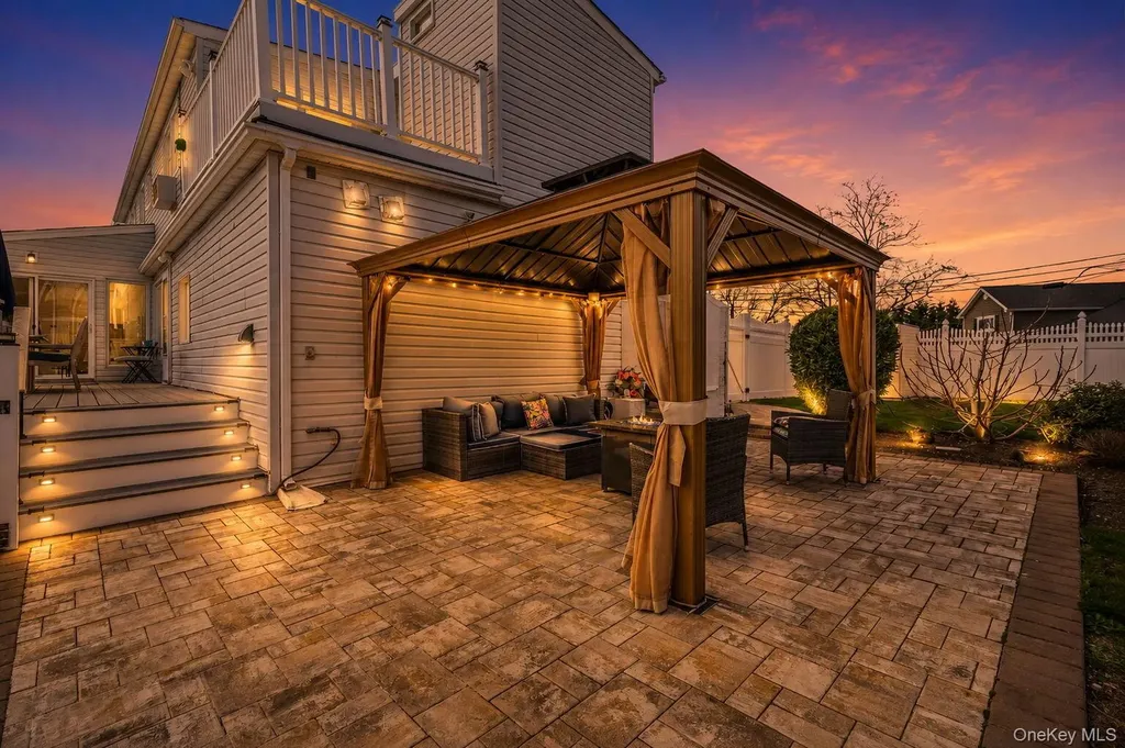 2 Sutton Place Massapequa NY 11758