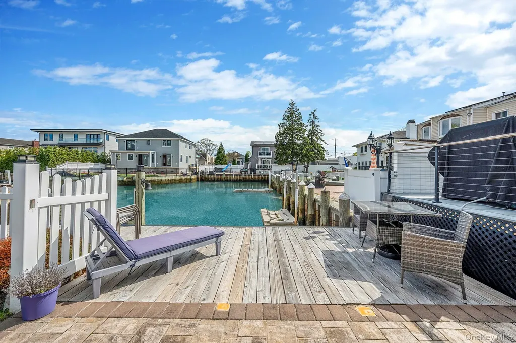 2 Sutton Place Massapequa NY 11758