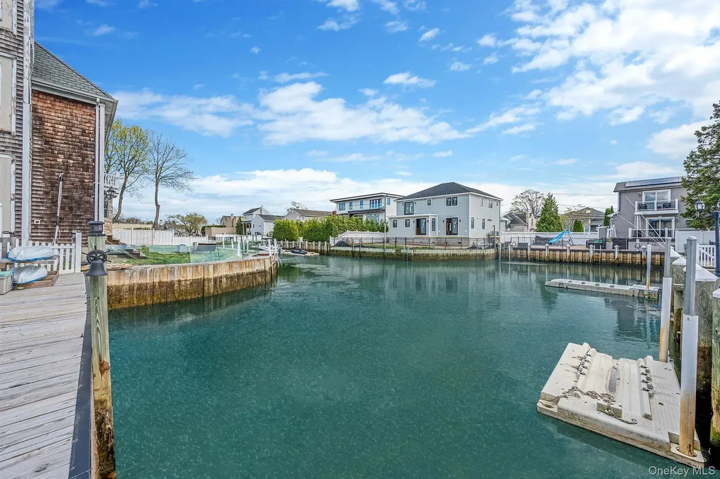 2 Sutton Place Massapequa NY 11758