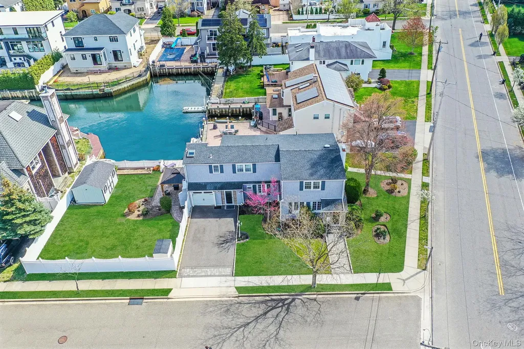 2 Sutton Place Massapequa NY 11758