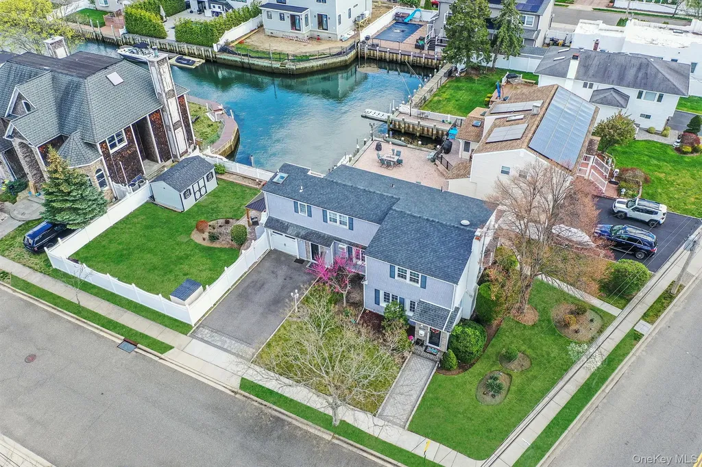 2 Sutton Place Massapequa NY 11758