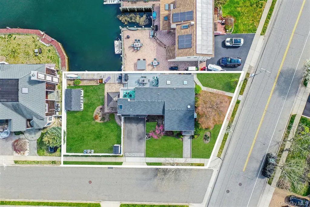 2 Sutton Place Massapequa NY 11758