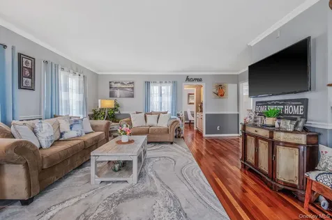 2 Sutton Place Massapequa NY 11758