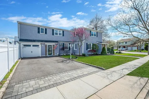2 Sutton Place Massapequa NY 11758