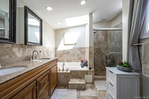 2 Sutton Place Massapequa NY 11758