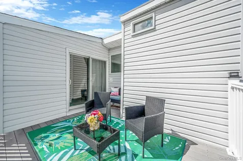 2 Sutton Place Massapequa NY 11758