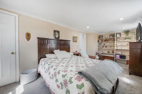 2 Sutton Place Massapequa NY 11758