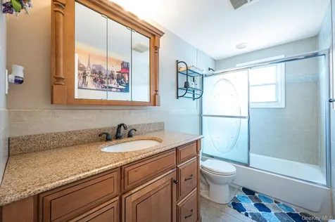 2 Sutton Place Massapequa NY 11758