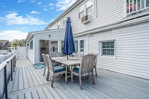 2 Sutton Place Massapequa NY 11758