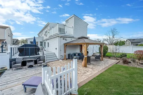 2 Sutton Place Massapequa NY 11758