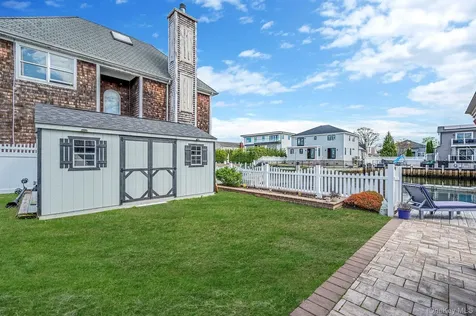 2 Sutton Place Massapequa NY 11758