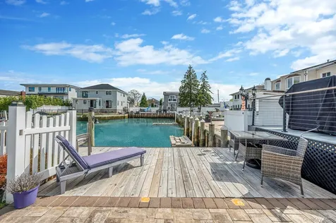 2 Sutton Place Massapequa NY 11758