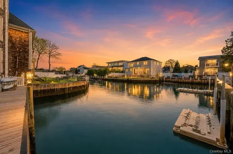 2 Sutton Place Massapequa NY 11758