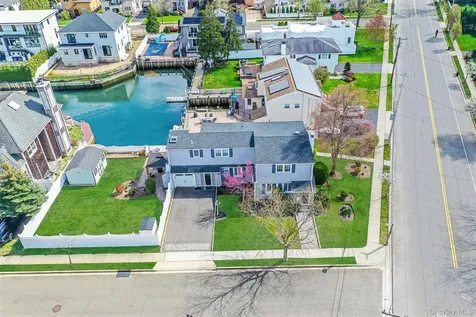 2 Sutton Place Massapequa NY 11758