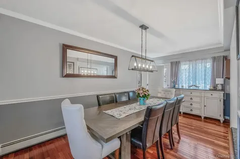 2 Sutton Place Massapequa NY 11758