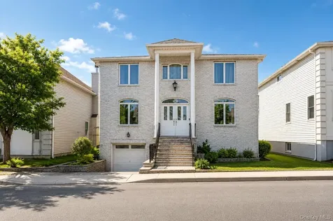 34 Putters Court Staten Island NY 10301