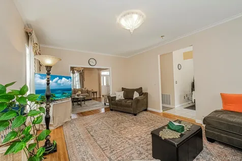 34 Putters Court Staten Island NY 10301