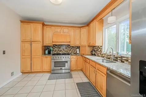 34 Putters Court Staten Island NY 10301