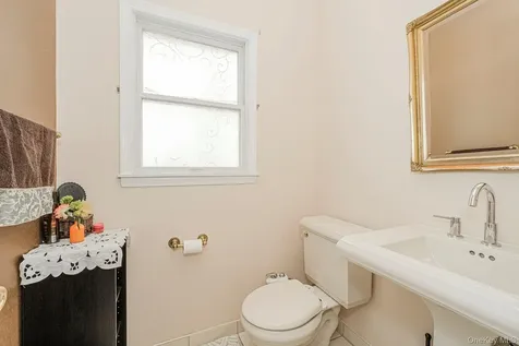 34 Putters Court Staten Island NY 10301