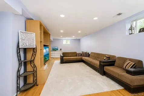 34 Putters Court Staten Island NY 10301