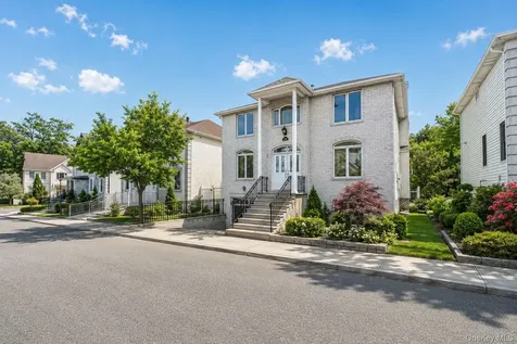 34 Putters Court Staten Island NY 10301