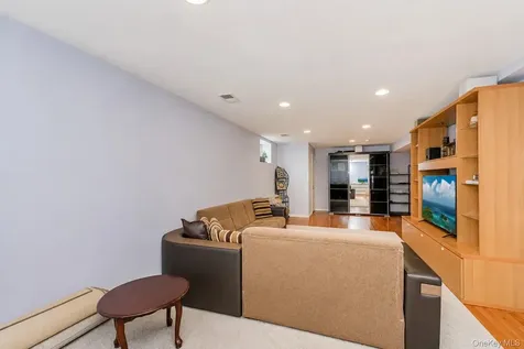34 Putters Court Staten Island NY 10301