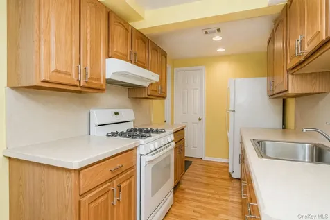 34 Putters Court Staten Island NY 10301