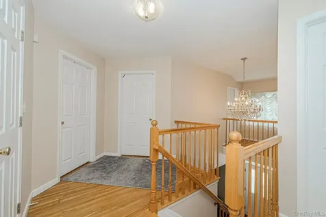 34 Putters Court Staten Island NY 10301