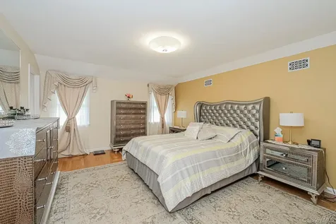 34 Putters Court Staten Island NY 10301