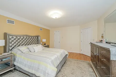 34 Putters Court Staten Island NY 10301