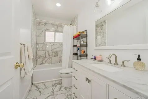 34 Putters Court Staten Island NY 10301