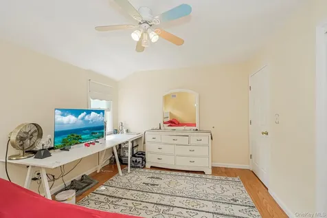 34 Putters Court Staten Island NY 10301