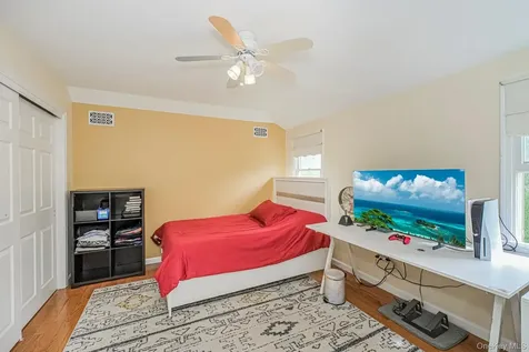 34 Putters Court Staten Island NY 10301