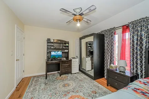 34 Putters Court Staten Island NY 10301