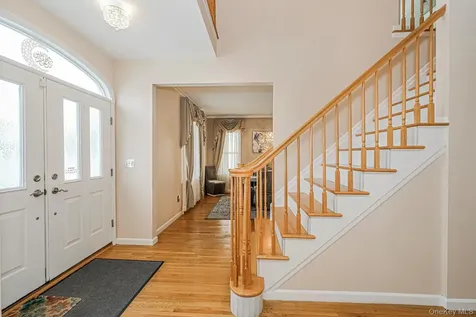 34 Putters Court Staten Island NY 10301