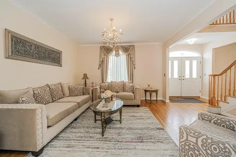 34 Putters Court Staten Island NY 10301