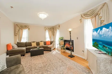 34 Putters Court Staten Island NY 10301