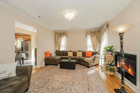 34 Putters Court Staten Island NY 10301