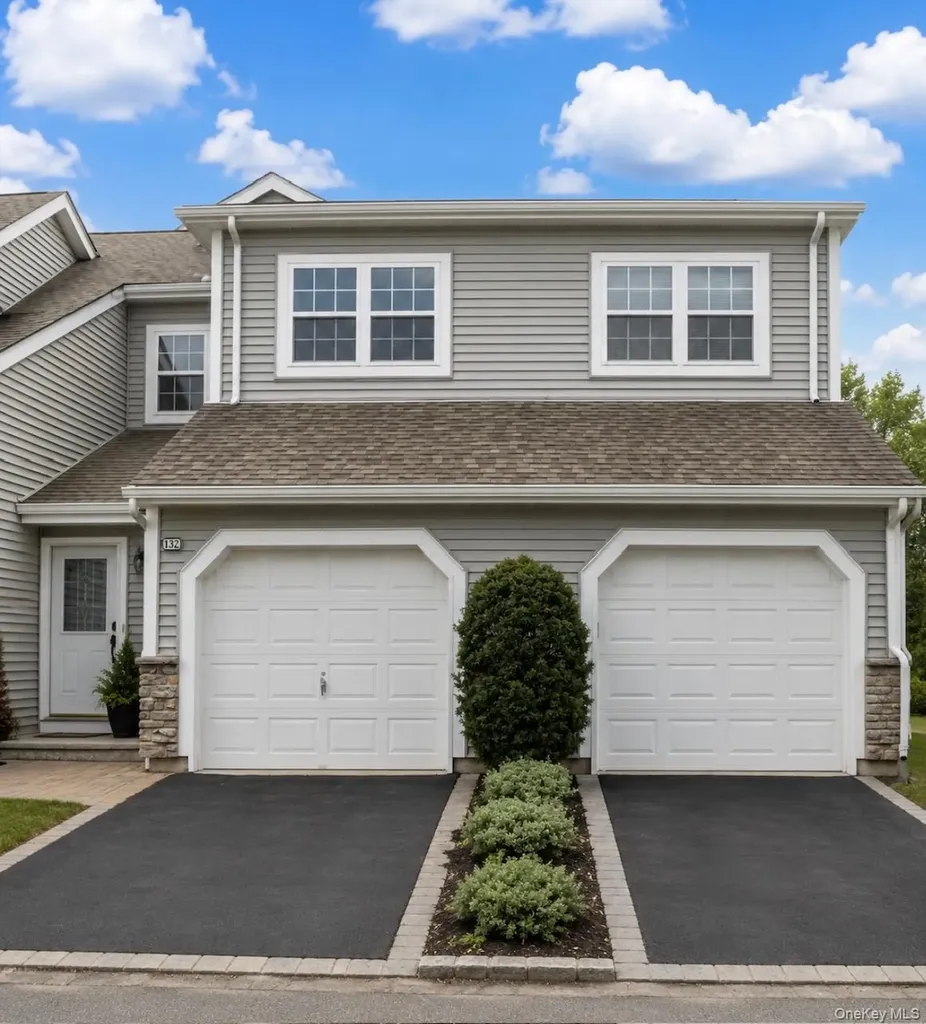 132 Carriage Lane Plainview NY 11803