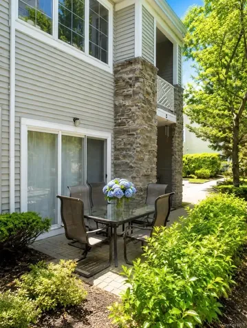 132 Carriage Lane Plainview NY 11803