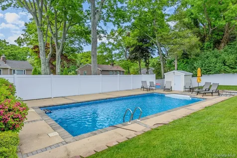25 Gerald Lane Old Bethpage NY 11804